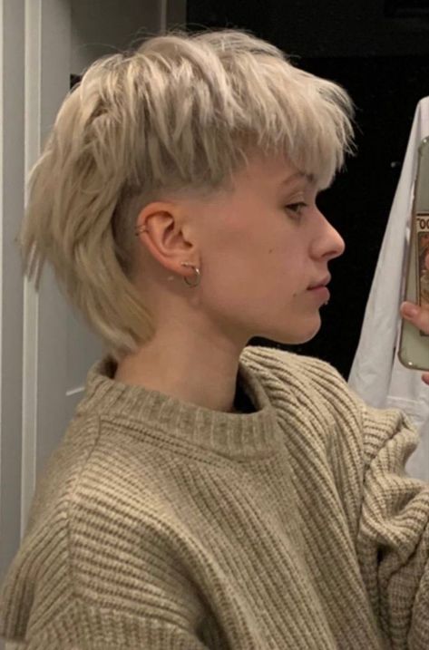 Female Mullet Shaved Sides, Short Punk Mullet, Short Mullet Hairstyle Women Straight Hair, Masculine Mullet, Short Haircut Mullet, Sidecut Short Hair, Fohawk Haircut For Women, Short Mullet Shaved Sides, Lesbian Mullet Haircut