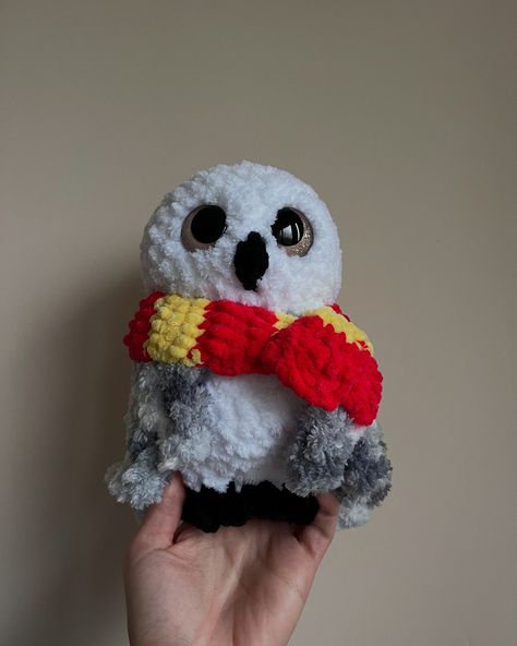 ✨HEDWIG ✨ Owl pattern by @crochetwbay Eyes by @funniface05 Will be available at my next market on 08/12 @mayfieldsportscomplexcork , come and visit us! #crochetersofinstagram #hedwig #harrypotter #christmas #christmasmarket #mayfieldsportscomplex #corkcity #shoplocal Hedwig Crochet Pattern Free, Crochet Hedwig, Hedwig Owl, Cork City, Owl Pattern, Owl Patterns, Christmas Market, Harry Potter, Crochet