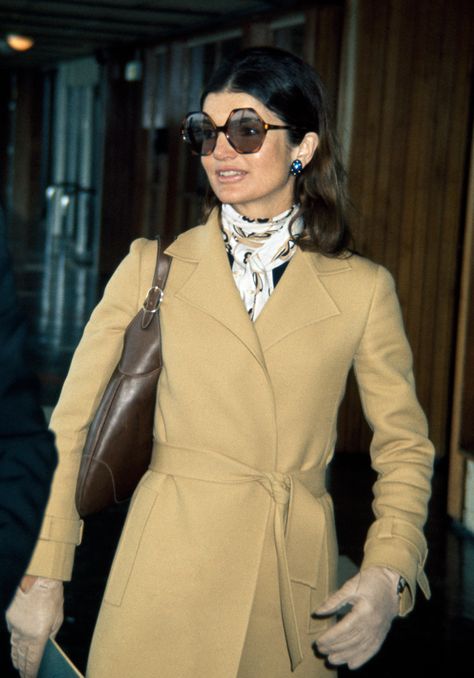 Jackie Kennedy Onassis: See 10 of Her Most Iconic Fashion Moments from the 'Jackie O' Years - Closer Weekly Hipster Trousers, Jackie O Style, Jackie Onassis, Jackie O, Safari Style, Black Turtleneck, Casual Black, First Lady, Style Icon