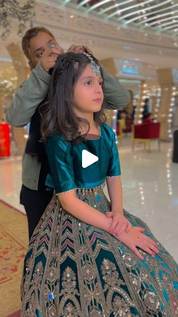 Kashee's Beauty Parlour on Instagram Hairstyle For Kids Girl For Wedding, Hairstyle For Frock Dress, Long Frock Hairstyles, Party Wear For Girls Kids, Hairstyles For Frock Dress, Girls Kids Dresses Style, Hảir Style For Baby Girl, Hairstyles With Frock, Traditional Hairstyle For Kids