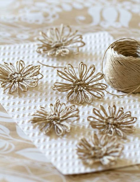 Burlap Flower Tutorial, Twine Flowers, Jute Flowers, Twine Diy, Diy Fleur, Twine Crafts, Shabby Tree, Jute Crafts, Burlap Crafts