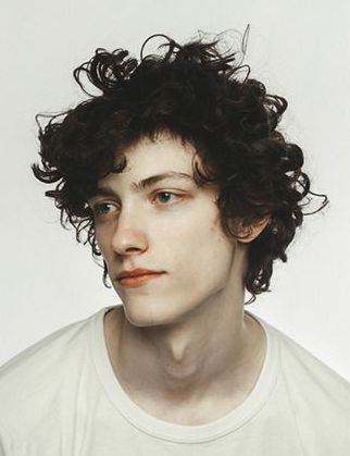 얼굴 드로잉, Face Drawing Reference, Photographie Portrait Inspiration, Aesthetic People, Poses References, Curly Hair Men, Hair Reference, Male Portrait, Portrait Inspiration