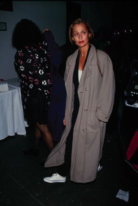 Lauren Hutton | ELLE UK Winter Outfits 90s, Lauren Hutton Style, Supermodel 90s, Vogue 90s, 90s Vogue, Hairstyles 90s, 90s Winter, Dress Like A Parisian, Models 90s