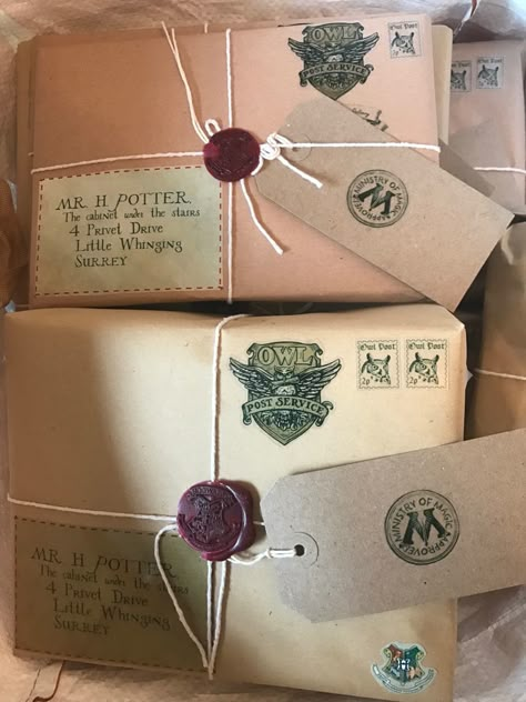 Harry Potter Packages Diy, Harry Potter Packages, Harry Potter Present Wrapping, Harry Potter Christmas Wrapping, Harry Potter Christmas Presents, Harry Potter Gift Bag Ideas, Harry Potter Christmas Gift Ideas, Harry Potter Gift Wrap, Harry Potter Wrapping Paper