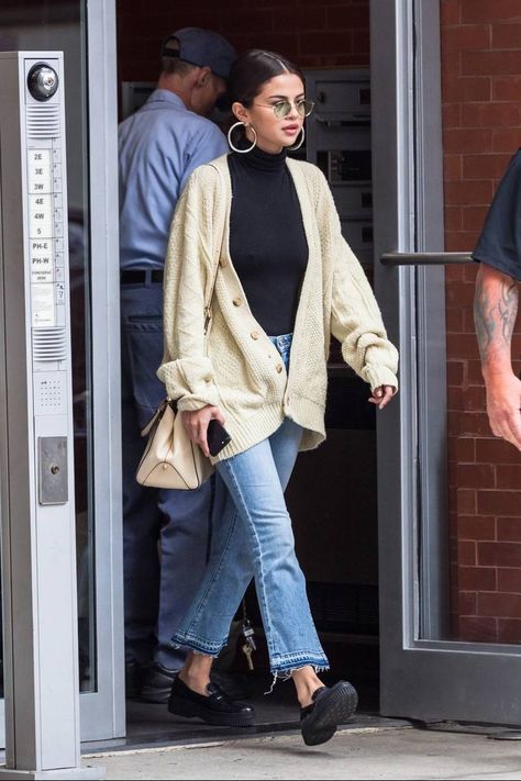 Selena Gomez Outfits Casual, Casual Lunch Outfit, Selena Gomez Casual, Selena Gomez Street Style, Lunch Outfit, Selena Gomez Outfits, Outfit Work, Selena Gomez Style, 90s Fashion Outfits