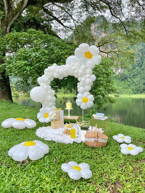 Daisy Theme Decorations, Daisy Decorations Party, Daisy Party Theme 1st Birthdays, Daisy Birthday Party Decorations, Daisy Themed Party, Daisy Themed Birthday Party, Daisy Party Decor, Daisy Party Decorations, Outdoor Birthday Decorations