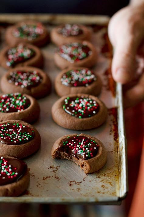 These mini chocolate thumbprint cookies are adorable and easy to make. And mini means you can eat more, right? I think so. #cookies #dessert #recipe #cookierecipe | pinchofyum.com Chocolate Thumbprint Cookies, حلويات عربية, Thumbprint Cookies, C Is For Cookie, Good Eat, Cookie Exchange, Eclairs, Tea Cakes, Christmas Goodies