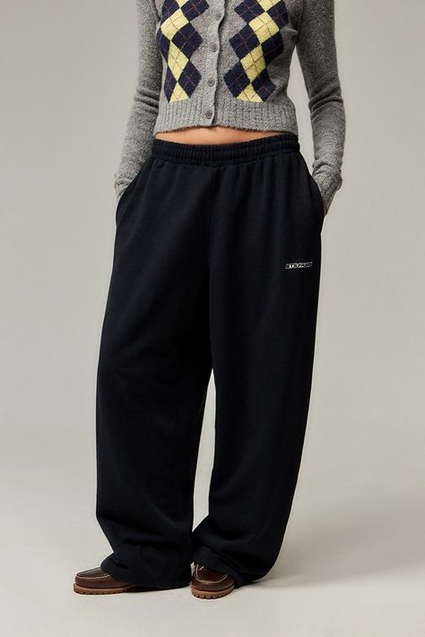 Urban Outfitters Iets Frans, Urban Outfitters Joggers, Iets Frans Joggers Outfit, Iets Frans Joggers, Baggy Black Pants, Urban Outfitters Sweatpants, Black Joggers Outfit, Urban Outfitters Outfit, Sweatpants Fits