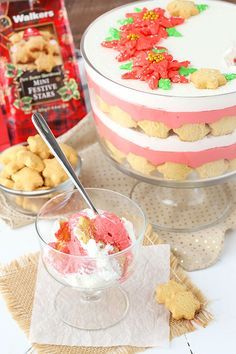 Red Velvet Shortbread Trifle - layers of red velvet cheesecake, shortbread and whipped cream! No bake and perfect for the holidays! Easy Trifle Recipe, Cookie Trifle, Holiday Trifle, Trifle Easy, Trifle Recipes Easy, Easy Trifle, Life Love And Sugar, Cookies Shortbread, Gingerbread Cheesecake