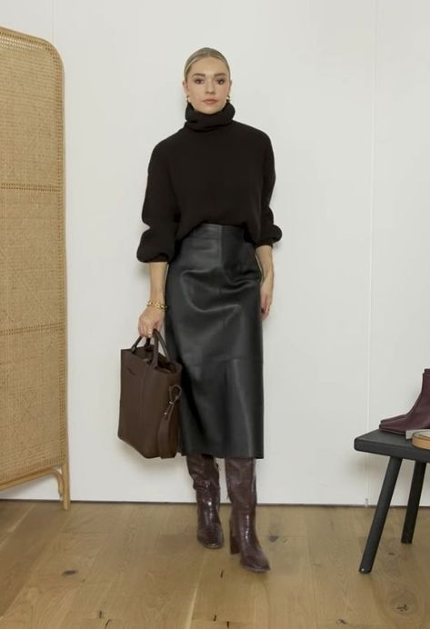 2024 Skirt Outfits Guide: Embrace Every Season with Style Black Leather Skirt Outfit, Skirts And Boots, Midi Leather Skirt, Long Leather Skirt, Rok Outfit, Chique Outfit, Leather Skirt Outfit, Midi Skirt Outfit, Winter Skirt Outfit