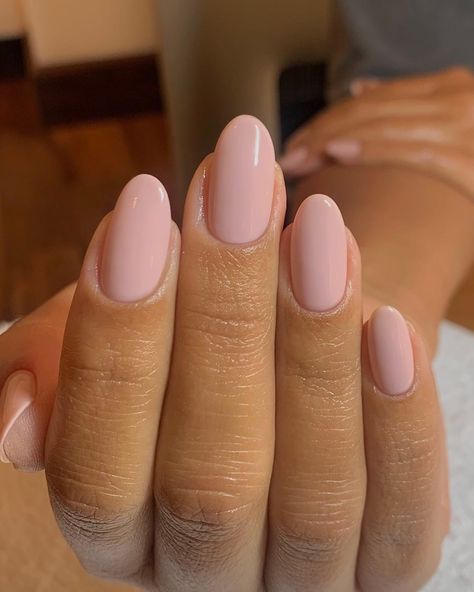 30+ Oval Nail Designs To Bring Your Manicure To The Next Level Rounded Acrylic Nails, Oval Nails Designs, Bridesmaids Nails, Kutek Disney, Unghie Sfumate, Round Nails, Pink Nail, Oval Nails, Neutral Nails