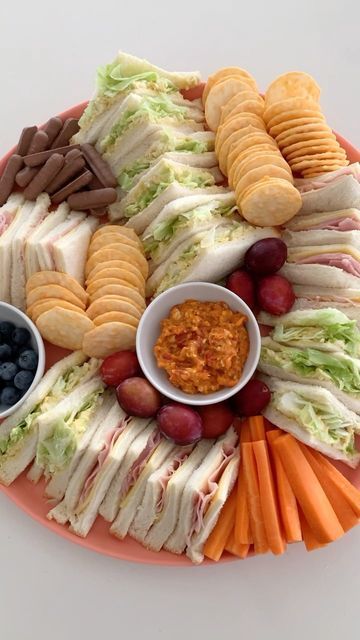 Budget/kid friendly meal/lunchbox ideas & grocery hauls! on Instagram: "Weekend lunch platter! ☀️" Party Snack Platter, Sleepover Lunch Ideas, Birthday Food On A Budget, Kids Platter Ideas, Kids Party Meals, Lunch Gathering Ideas, Meal Board Ideas, Christmas Dinner On A Budget, Snacks Platter Ideas