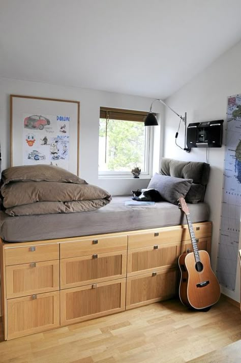 19 Fascinating Space Saving Bed Designs That Are Worth Seeing Design Ložnic, Beds For Small Rooms, Teenage Boy Room, Boys Room Design, Space Saving Beds, Teen Boy Room, Bed Platform, Small Room Design, Boys Rooms