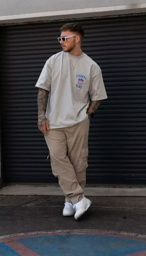 Men's streetwear spring 2024: A vintage twist 16 ideas - mens-club.online Mens Clothing Styles Oversized, Man Styles Outfit, Men Sport Fashion, Mens Outfits Oversized, Best Fashion Outfits For Men, Oversized Mens Outfit, Mens Outfits Cargo Pants, 2024 Men Outfit, Summer Outfits For Men 2024