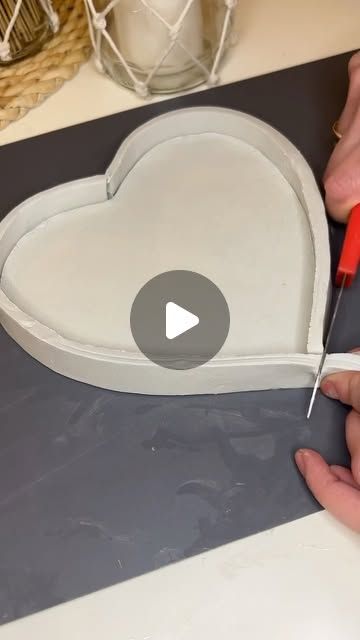 Clay Buddha Diy, Heart Shaped Ceramics, Clay Crafts Heart, Heart Pottery Ideas, Heart Clay Ideas, Valentines Day Ceramics, Easy Clay Ideas Simple, Heart Clay Tray, Clay Art Heart