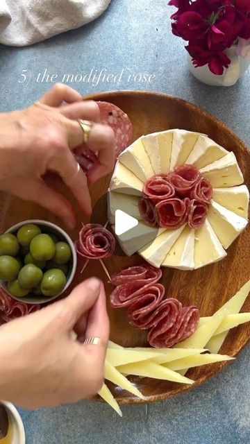 How To Make Appetizer Platter, Salami Cheese Board, Graze Board Ideas Savory, Fruit Cheese Board, Bread Tray Ideas Display, Round Table Charcuterie Display, Easy Cheese Board Ideas, Cheeseboard Platter Ideas, Crackers And Cheese Platter