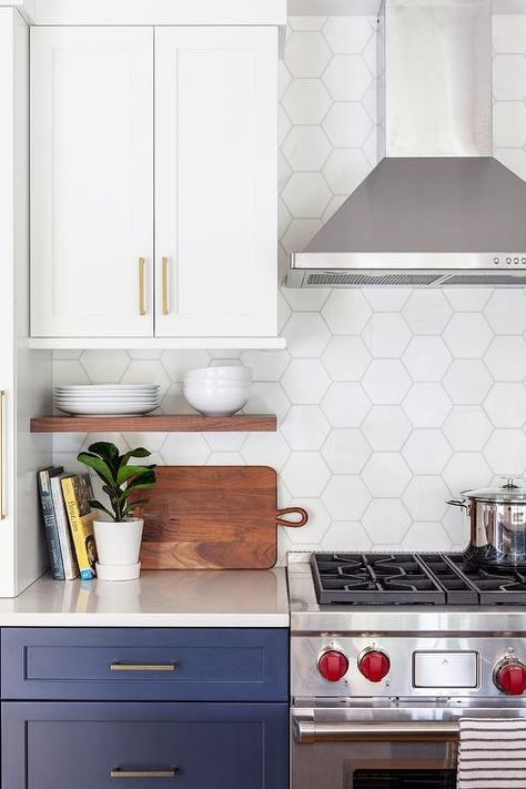 Two-toned kitchen cabinets in white upper shaker cabinets and blue lower cabinets finished with brass pulls and white hexagon backsplash tiles in a transitional cooktop design. White Upper Cabinets Dark Lower, White Hexagon Backsplash, Hexagon Tile Backsplash Kitchen, White Upper Cabinets, Gray Island, Hexagon Backsplash, Moms Kitchen, Lower Cabinets, Kitchen 2020