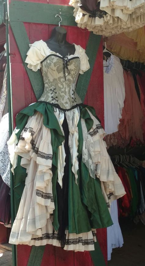 Green and white costume! Ren Faire Outfits, Fair Outfits, Fest Outfits, Festival Costumes, Fantasy Gowns, Medieval Clothing, Medieval Dress, Old Clothes, Fantasy Dress