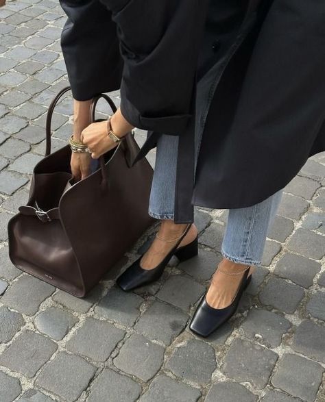 The Row Bag, Body Lingerie, Paris Mode, Brown Bag, Mode Inspo, Looks Chic, Brown Bags, Mode Inspiration, Gilmore Girls