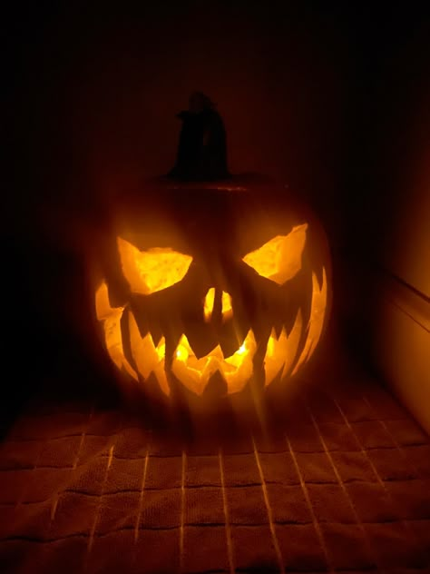 Pumkin Carving Ideas Creepy, Jack O Lantern Photography, Halloween Jack O Lanterns Ideas, Jackolantern Drawing, Classic Jack O Lantern, Spooky Pumpkin Carving Ideas, Creepy Jack O Lantern, Jack O Lantern Ideas, Jackolantern Ideas