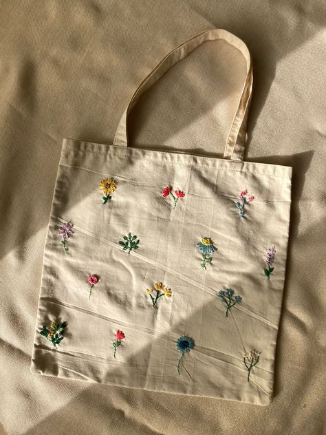 Hand Embroidered Tote Bag, Crochet Flower Bag, Easy Crochet Top, Handpainted Tote Bags, Handbags Trendy, Flower Tote Bag, Purse Collection, Flower Tote, Diy Tote