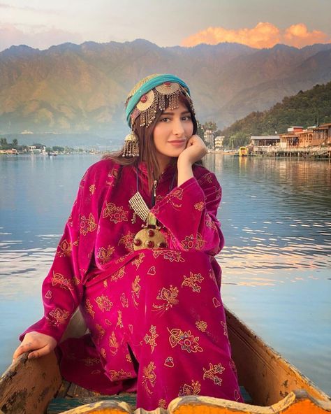 6 Times Mahira Sharma Proved She is A Real Fashion Diva Kashmir Outfit Ideas, Kashmiri Outfits For Women, Kashmir Culture, Mahira Sharma, Kashmir Photos, Kashmir Trip, Dal Lake, Shehnaaz Gill, Afghan Fashion