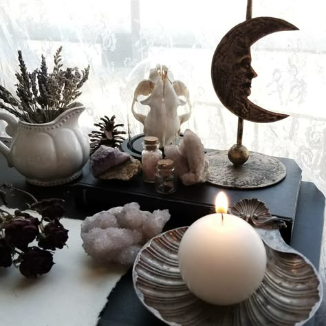 Selene Altar, Artemis Altar, Altar Space, Witchcraft Altar, Altar Ideas, Witches Altar, Witch Spirituality, Witch Diy, Home Altar