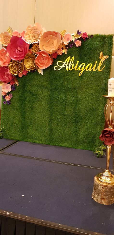 Artificial Grass Backdrop Nice Garden Ideas, Grass Wall Backdrop, Gold Favor Boxes, Artificial Grass Wall, Grass Backdrops, Easy Fence, 18th Birthday Decorations, Rose Gold Accessories, Grass Background