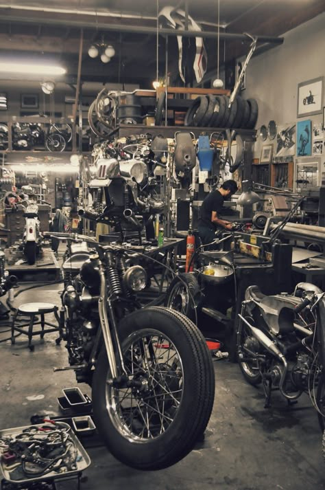 Motorcycle Shop Aesthetic, Motor Shop Aesthetic, Motorcycle Mechanic Garage, Motorcycle Garage Aesthetic, Autoshop Aesthetic, Motorcycle Mechanic Aesthetic, Motorcycle Garage Ideas, Mechanic Motorcycle, Workshop Aesthetic