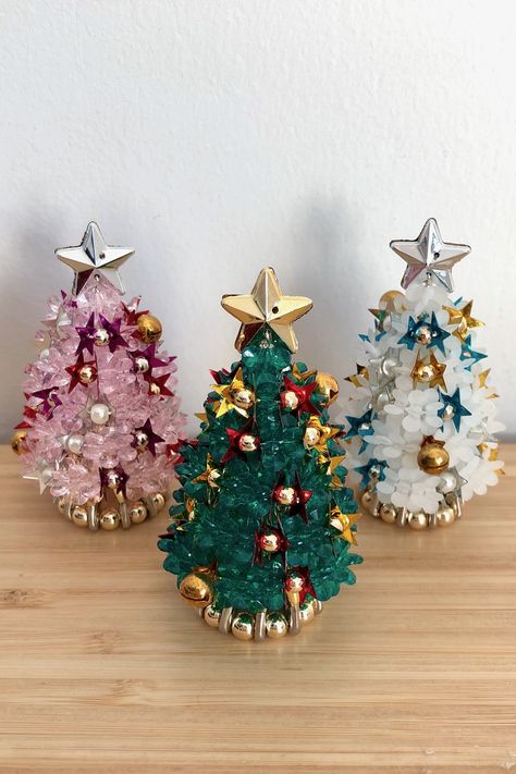 Sunburst Bead Crafts, Easy Beaded Ornaments Diy, Wire And Bead Ornaments, Beaded Christmas Tree Pattern, Christmas Decorations Tutorial, Kandi Christmas Tree, Christmas Bead Crafts Diy, Diy Christmas Pins To Wear, Beaded Christmas Crafts