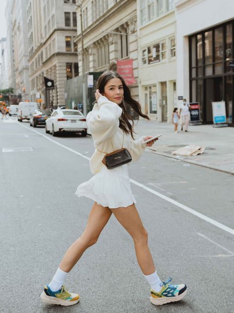 New York Summer Outfits Street Style, New York Outfits Summer Street Fashion, Hoka Shoes Woman, Outfits New York, Athleisure Outfit, Sneaker Outfits Women, New York Outfits, Earthy Outfits, Summer Shorts Outfits