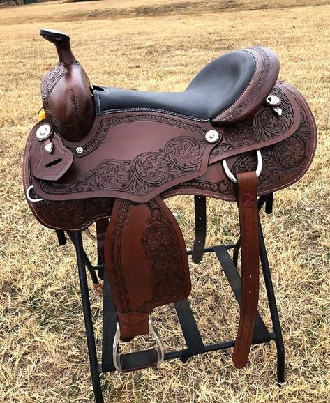 Saddle features a beautiful premium leather with a classic hand carved fern leaf and basket weave tooling. Saddle Tooling, Western Horse Saddles, Botas Western, Barrel Saddle, Western Tack, Tack Sets, Horse Gear, Horse Accessories, Leather Carving