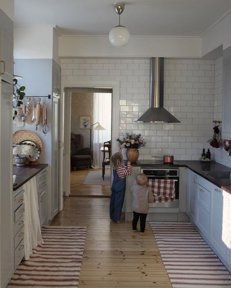 Swedish Kitchen Decor, Minimal Family Home, Russian House Aesthetic, Swedish Style Home, Swedish House Interior, Swedish Cottage Interior, Swedish Lifestyle, Swedish Living Room, Swedish Home Decor