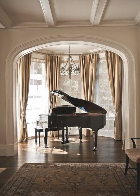 ♫♪ ♪♫♥.....La música es el corazón de la vida. Por ella habla el amor; sin ella no hay bien posible y con ella todo es hermoso. Franz Liszt Piano Alcove, Grand Piano Room, Piano Rooms, Atherton California, Curtain Interior, Piano Living Rooms, Piano Decor, Home Music Rooms, Grand Pianos