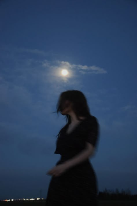 You Are My Moon, Flipagram Instagram, Yennefer Of Vengerberg, Face Aesthetic, Self Portrait Poses, Photography Posing Guide, Shadow Pictures, Posing Guide, Trik Fotografi