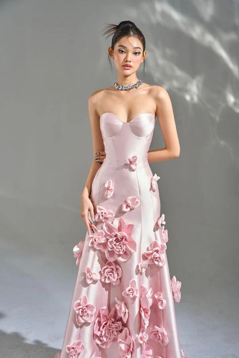 Crazy Rich Asians Dress, Pink Fashion Aesthetic, Elegant Flower Dress, Elegant Pink Dress, Flower Gown, Pink Flower Dress, Pink Gown, Fancy Gowns, Pretty Prom Dresses