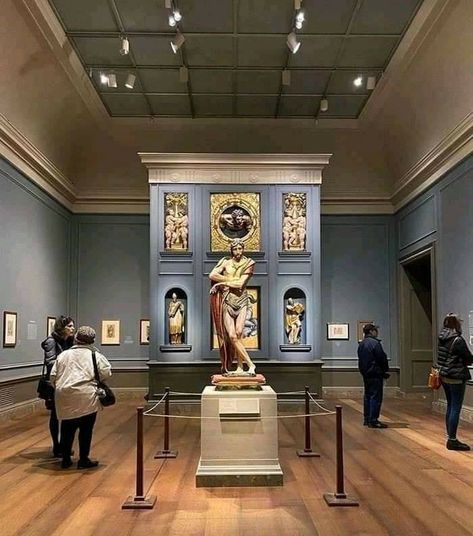 Art Gallery Concept, Famous Museums, Art Gallery Museum, Gallery Interior, Museum Interior, Art Galleries Design, Giorgio Vasari, Museum Exhibition Design, Museum Aesthetic