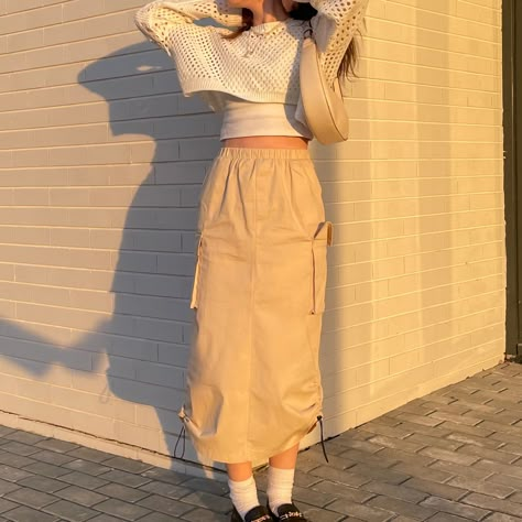 Kakis Skirt Outfit, Long Cargo Skirt Outfit Hijab, Outfits With Long Cargo Skirt, Styling Long Cargo Skirt, Cargo Skirt Outfit Modest, Cute Cargo Skirt Outfit, Long Beige Cargo Skirt Outfit, Cargo Skirt Maxi, Styling A Cargo Skirt