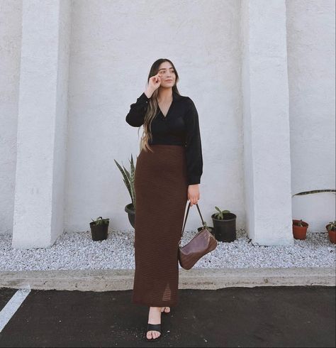 Long Maxi Skirt Outfits, Skirt Autumn Outfit, Beige Top Outfit, Straight Skirt Outfits, Workout Skirt Outfit, Brown Skirt Outfit, Long Brown Skirt, Black Straight Skirt, Brown Maxi Skirts