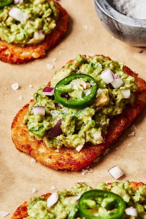 Spicy Smashed Avocado Hash Brown Toasts Avocado Toast On Hashbrown, Hash Brown Appetizer, Smashed Avocado Recipe, Hash Brown Avocado Toast, Hashbrown Avocado Toast, Hash Brown Breakfast Ideas, Avocado Recipes Vegan, Brunch Tapas, Vegan Tapas