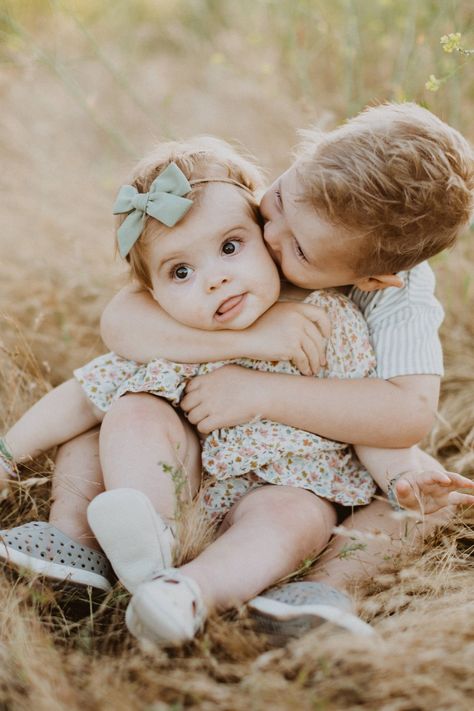 Family Photo Ideas | San Diego lifestye | Navy Grace Mother's Day Gifts From Kids, Fam Photos, Kids Falling, Gifts From Kids, Family Photoshoot Poses, Family Photo Ideas, Baby Fotografie, Family Portrait Poses, Sibling Photos