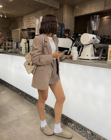 Style Boston Clogs, Clogs Summer Outfit, Fall Clogs Outfit, Outfits With Clogs Fall, Birkenstock Clogs Outfit Summer, Outfits With Clogs, Fall Clogs, Outfit Fall 2023, Boston Clogs Outfit