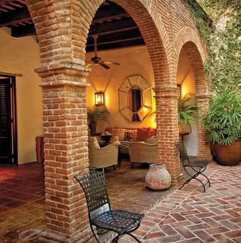 Spanish Patio, Mexican Style Homes, Brick Arches, Hacienda Homes, Houses In Mexico, Hacienda Style Homes, Dinner Reception, Casa Country, Mexican Home Decor