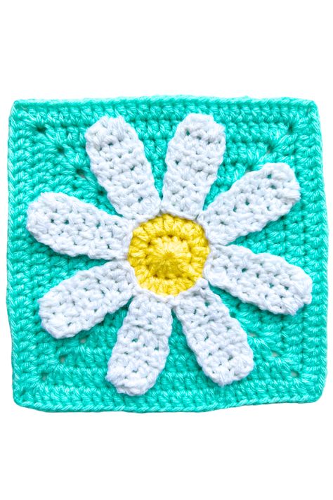 Retro Crochet Daisy Granny Square Pattern, free and easy, perfect for blankets, cardigans, tote bags, and more with a vintage flower motif. Granny Square Pattern Free Easy, Daisy Granny Square Pattern Free, Retro Daisy Crochet Pattern, 3d Daisy Granny Square, Daisy Granny Square Pattern, Diy Crochet Granny Square, Retro Daisy Granny Square, Crochet Daisy Granny Square, Retro Daisy Square Crochet Pattern Free