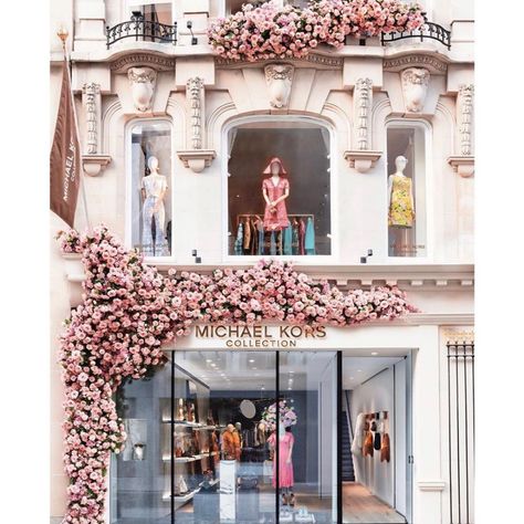 Spring in London floral facades roses https://bit.ly/2KlxB3R Shop Facade, Retail Store Interior Design, Georgian Townhouse, London Townhouse, Online Shop Design, Salon Interior Design, Michael Kors Collection, Bond Street, Shop Interior Design