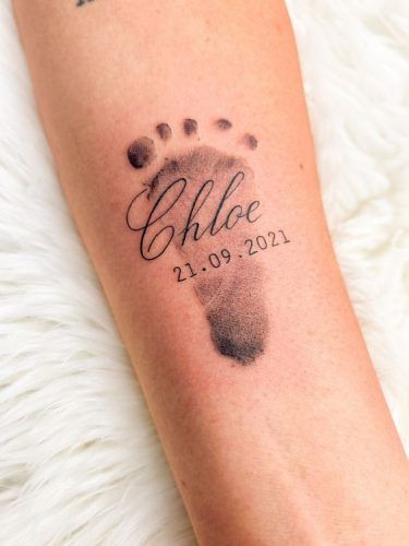 Newborn Handprint Tattoo Ideas, Newborn Baby Tattoo Ideas, Baby Handprint Tattoo Ideas, Tattoo For New Baby, Baby Boy Tattoo Ideas For Dad, Baby Footprint Tattoo For Dad, Baby Foot Tattoos For Moms, Baby Foot Print Tattoo Ideas, Tattoo Ideas For Baby Girl