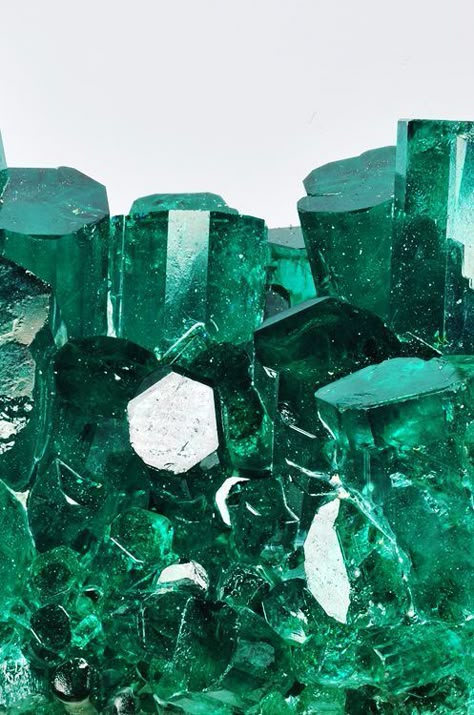 Dark Green Aesthetic, Slytherin Aesthetic, Pretty Green, Emerald Stone, Color Therapy, Gems And Minerals, Design Graphique, Green Aesthetic, Green Crystals