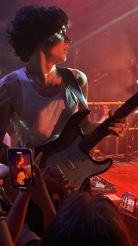 Band Boy Aesthetic, Elijah Hewson Wallpaper, Rockstar Boy Aesthetic, Rockstar Boyfriend Aesthetic, Inhaler Concert, Rockstar Boyfriend, Eli Hewson, Guitar Guy, Elijah Hewson