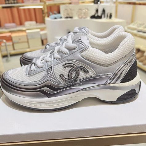 CHE new women's fashion personality casual shoes Stylish and comfortable Chanel Trainers, Chanel Sneakers, Luxury Sneakers, Girly Shoes, Gym Shoes, Chanel Shoes, Designer Sneakers, Sneaker Shopping, New Woman