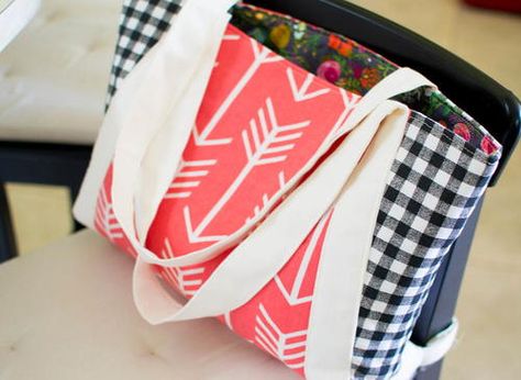 Perfect Picnic Tote Pattern Quilted Bag Patterns, Pretty Tote Bags, Picnic Tote, Free Sewing Pattern, The Picnic, Perfect Picnic, Sew Easy, Fabric Tote, Tote Pattern